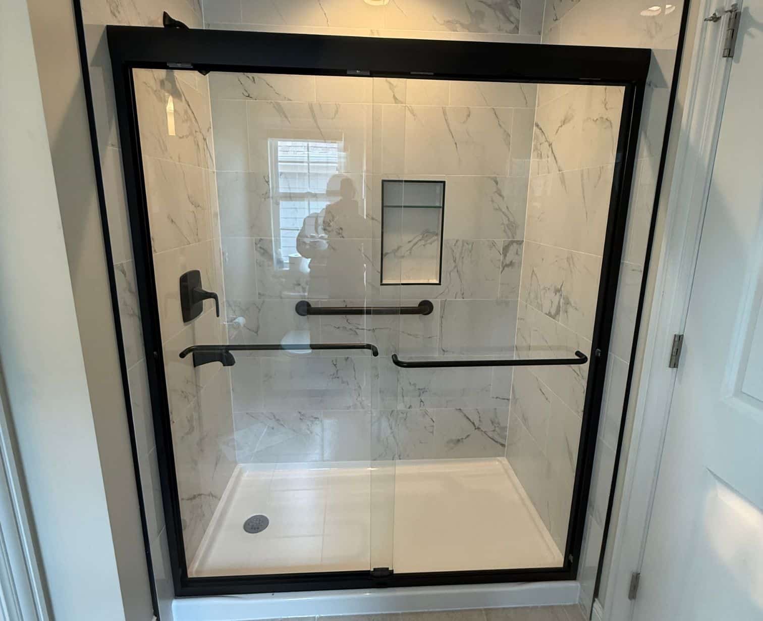 Walk-in shower installation in Columbus, Ohio – modern low-threshold shower design
